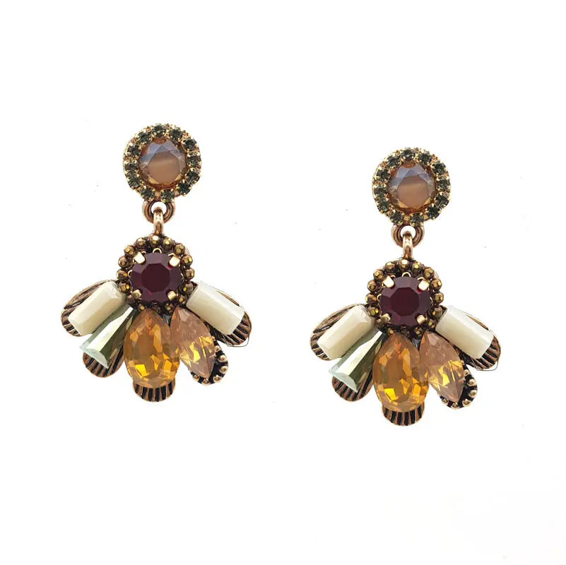 The Jaisalmer Earring is one of the go to styles of Indian jewellery. A touch of yellow balanced by a white stone are unique in appearance and style. Each piece has been imbued with the feeling of transcendence that can only come from a fine piece of artisanal craftsmanship. thejewelled.au
